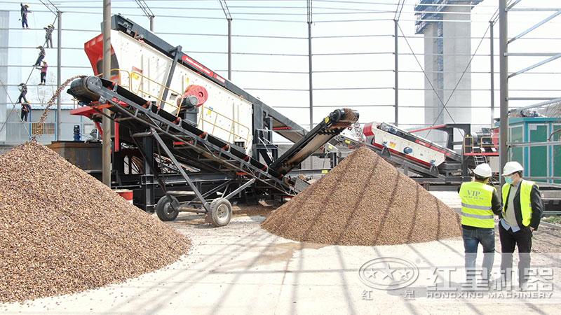 石塊破碎設備配置的移動生產線現場 石塊破碎設備配置的移動生產線現場